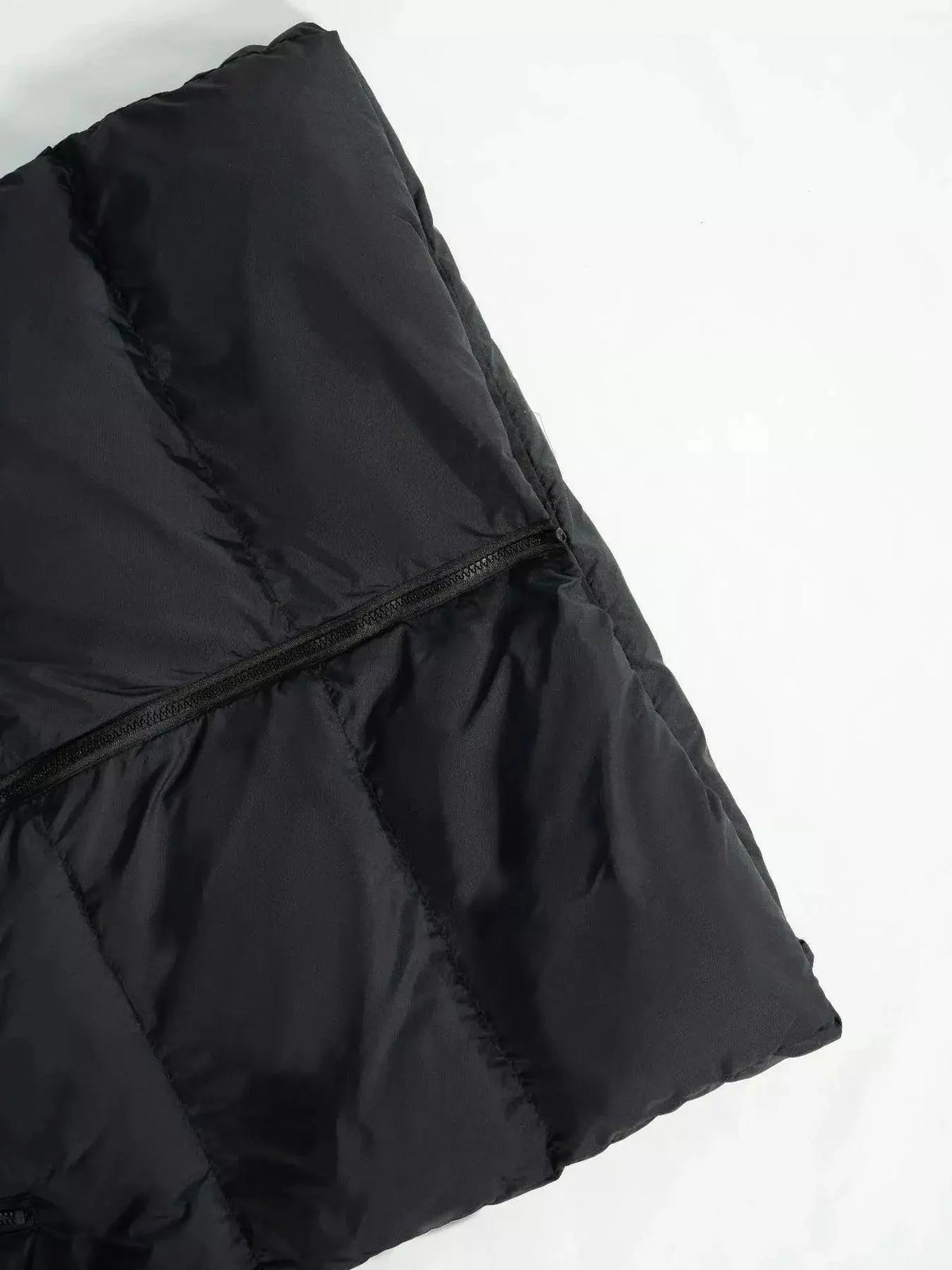 Lena Steppweste Schwarz-Apricot Detailansicht Kapuze und Taschen