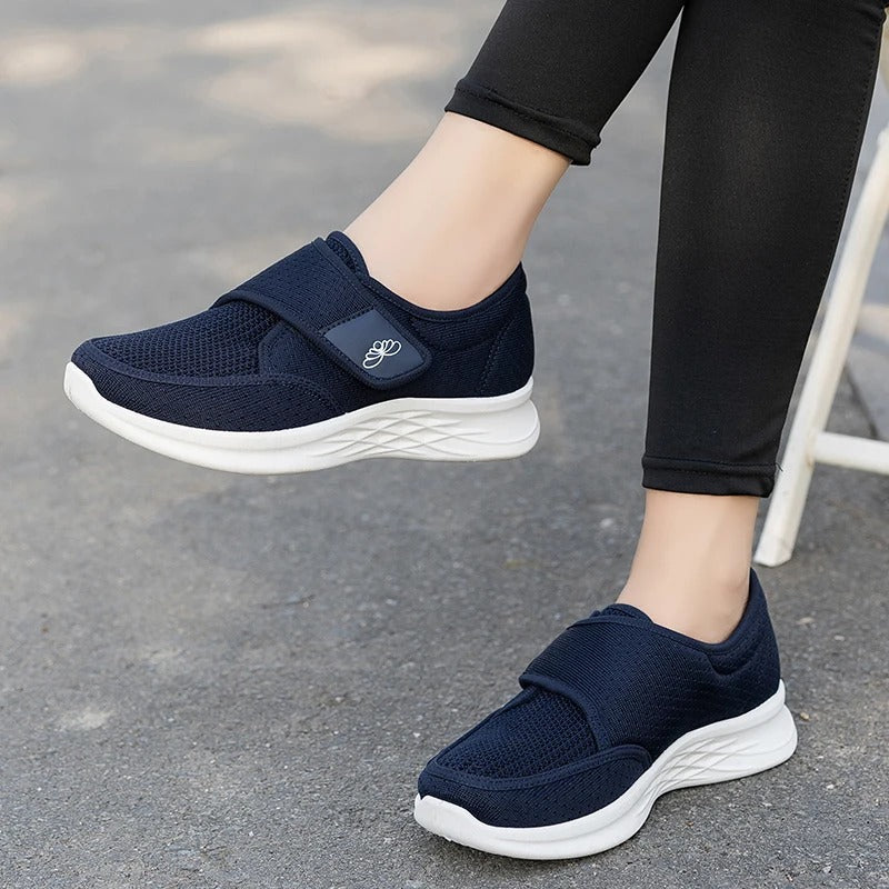 Meline Damen Orthopädische Schuhe in Schwarz – getragen im Alltag