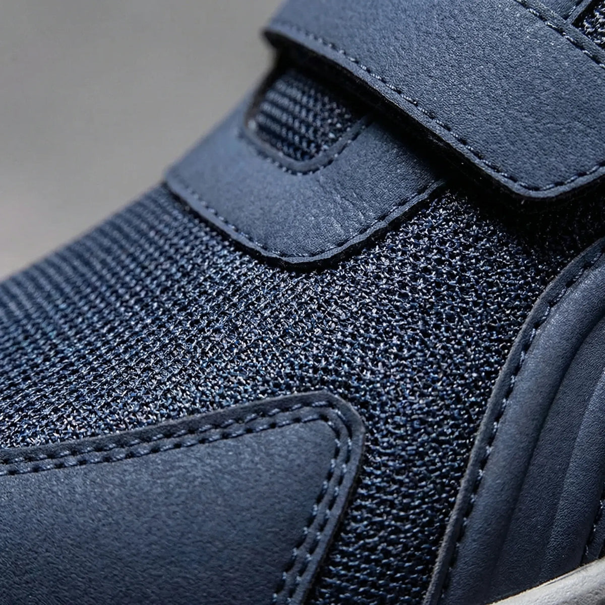 Paar Herren orthopädische Walkingschuhe in Schwarz und Dunkelblau im Vergleich