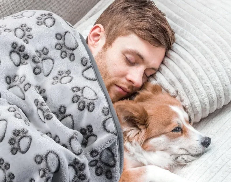 SnugglePaws CozyCotton – Niedliche & Warme Haustierdecke aus Baumwolle mit Cartoon-Motiv