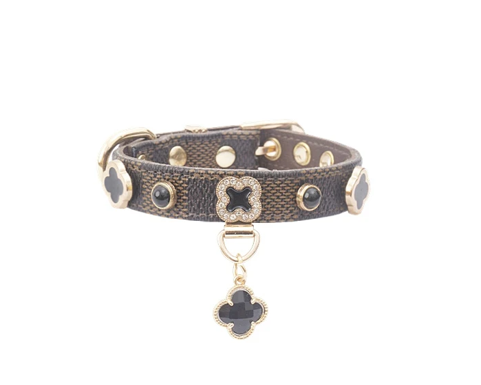 LuckyLuxe Clover Collar – Luxus-Halsband aus PU-Leder