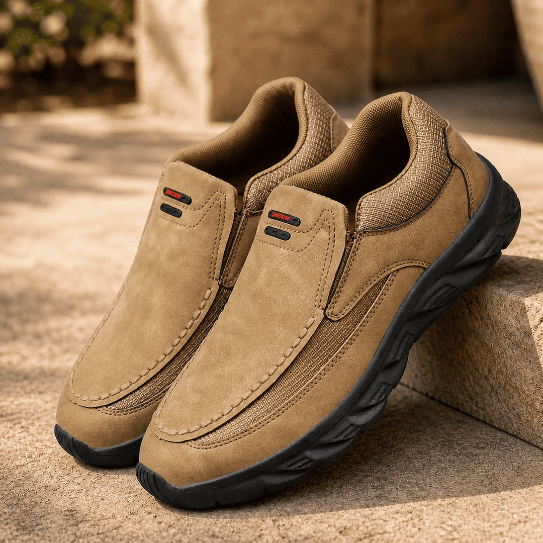 Brendon Herren Slipper in Hellbraun – seitliche Ansicht des schnürsenkellosen Designs