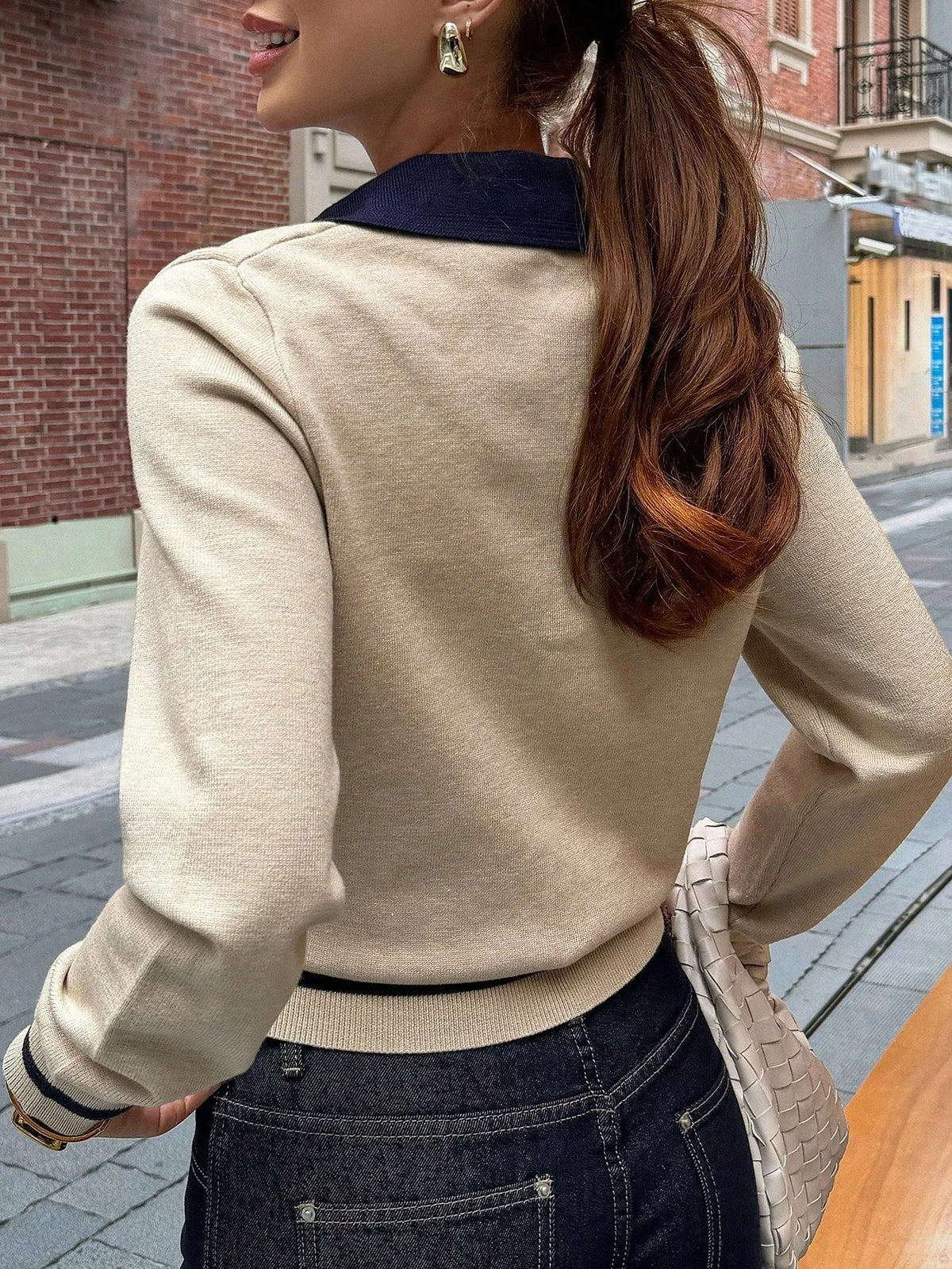 Herbst-Winter Stricktop für Damen – Khaki Colorblock, Detailansicht Kragen