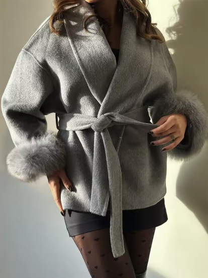 Damen Bürolook mit elegantem Kurzmantel aus Wolle in Weiß
