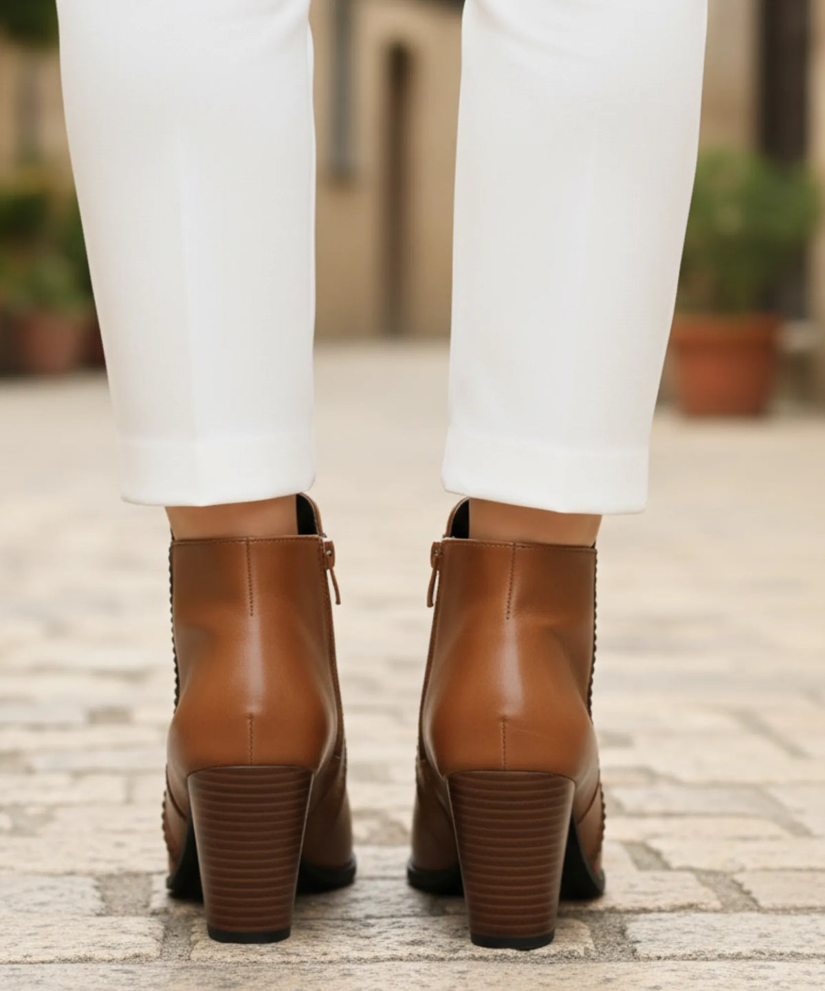Blockabsatz-Stiefeletten in Cognac – Detailaufnahme Absatz und Sohle
