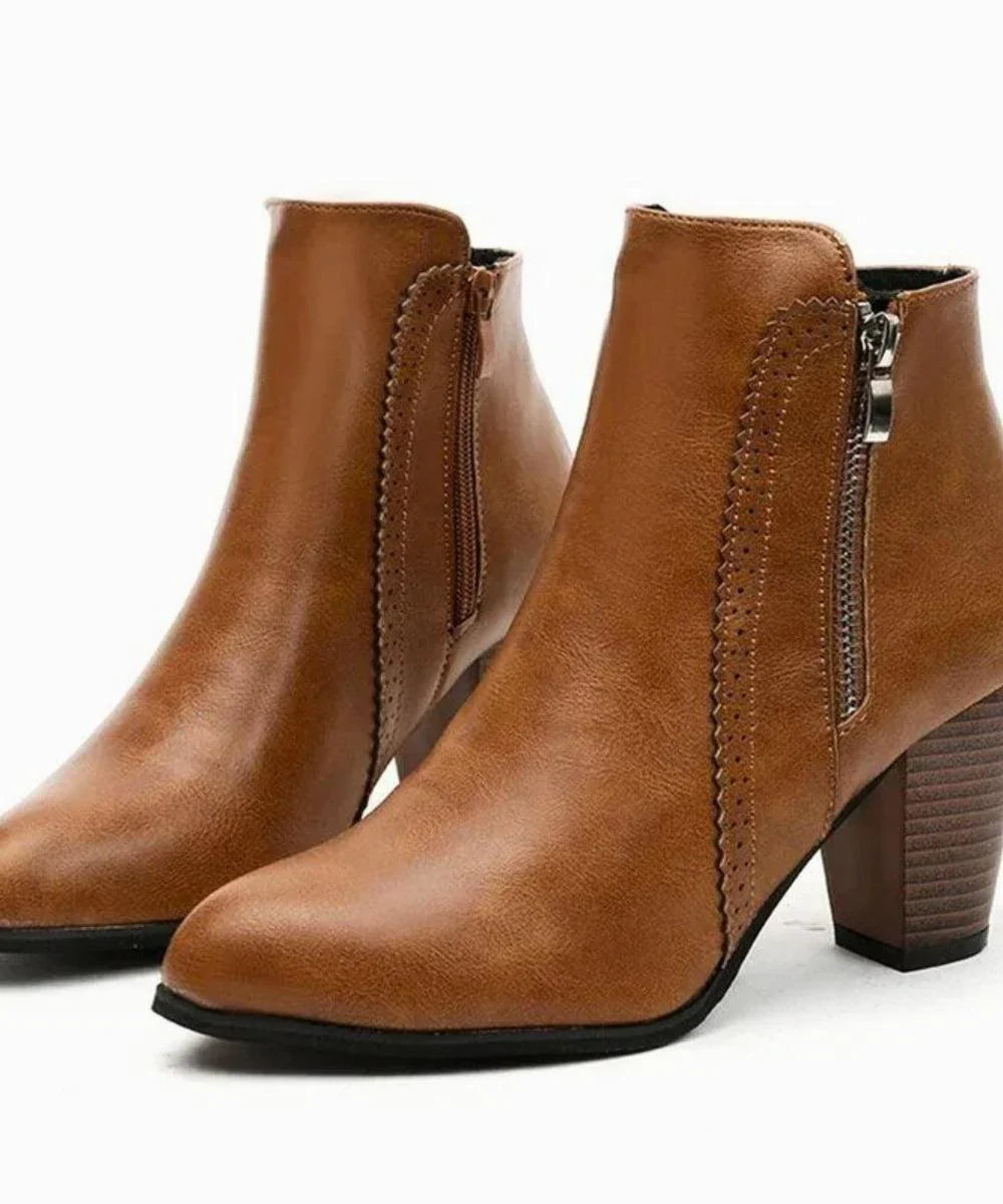 Vegane Leder-Stiefeletten Cognac – Frontansicht mit schlankem Knöchelschnitt