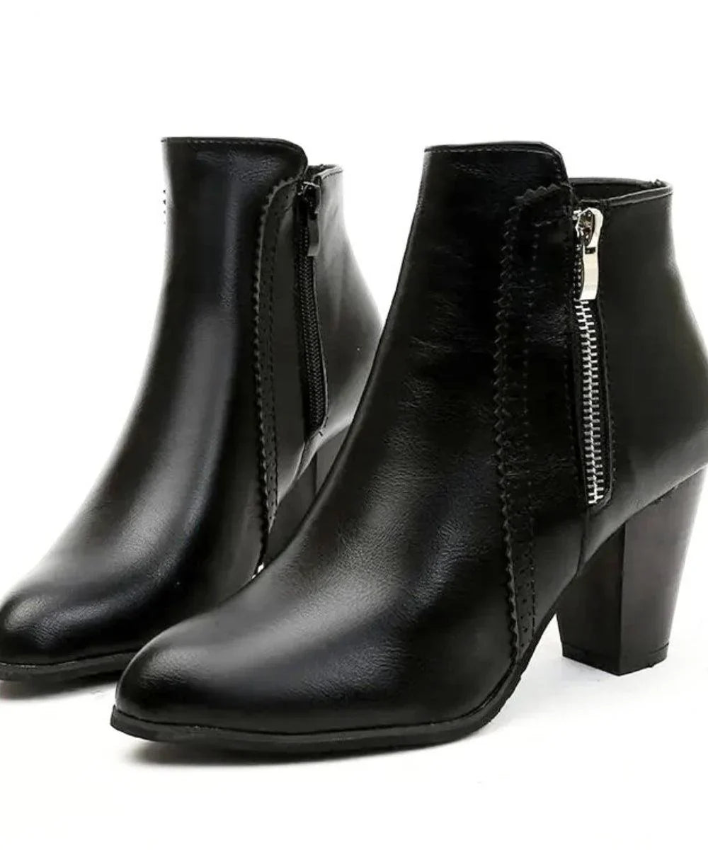 Damen Stiefeletten kombiniert mit Anzughose – Büro-Outfit mit Blockabsatz