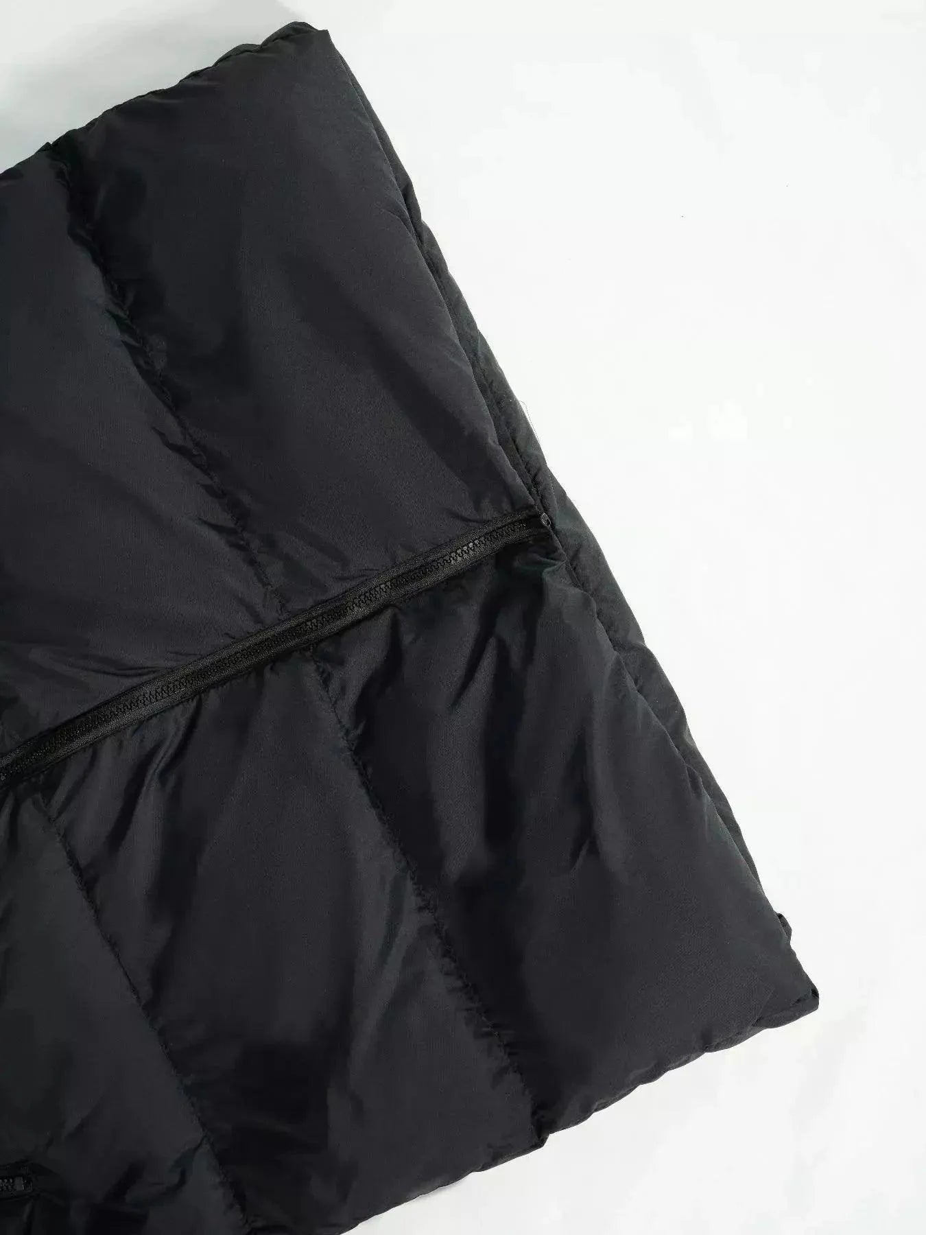 Lena Steppweste Schwarz-Apricot Detailansicht Kapuze und Taschen