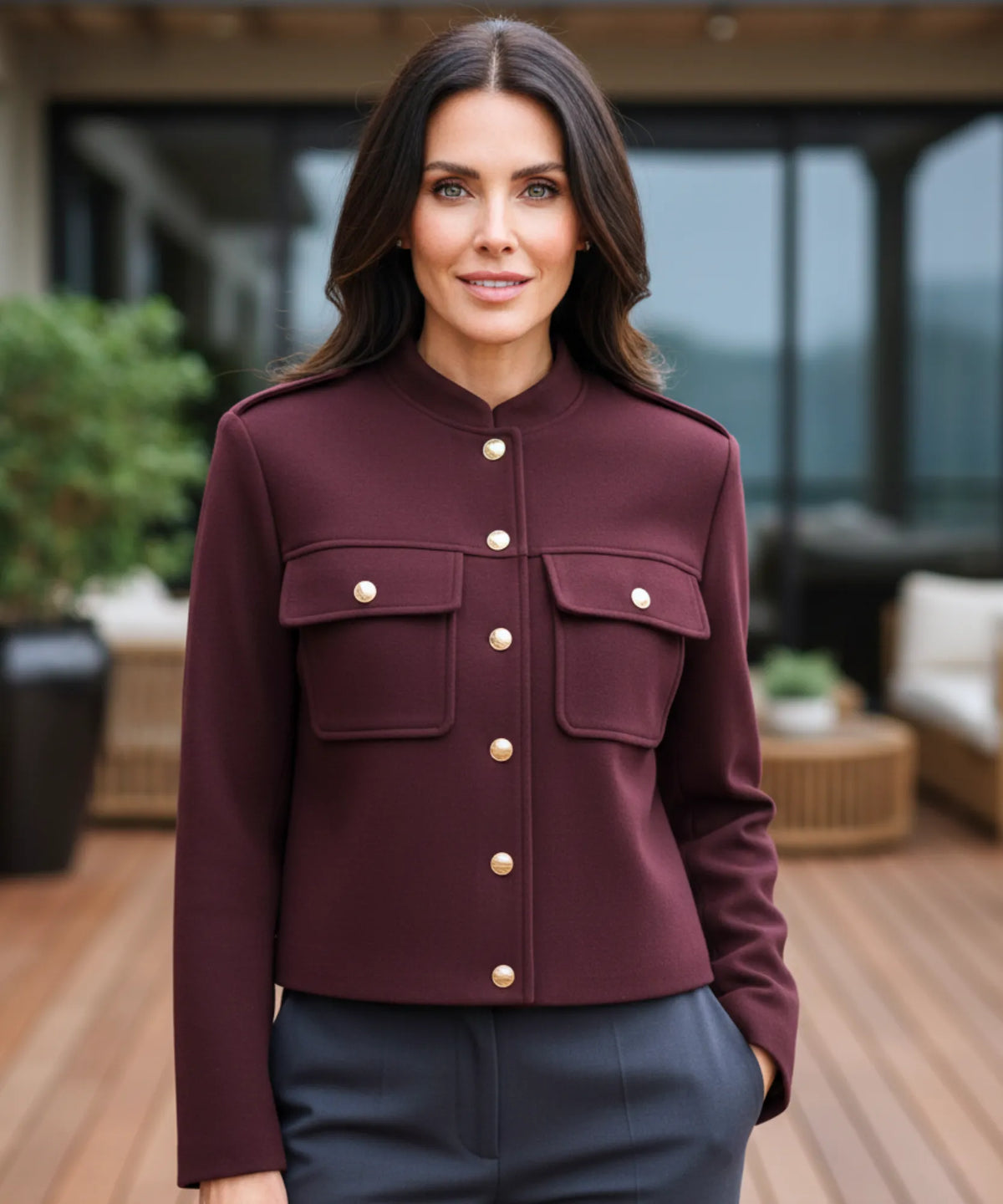 Damen Military-Wolljacke mit Goldknöpfen in Burgund – Frontansicht