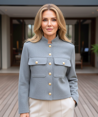 Feminine Silhouette der Military-Wolljacke in der Farbe Grau