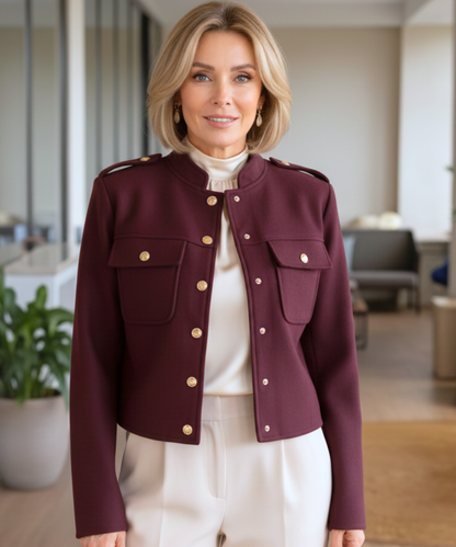 Strukturierter Kragen und Manschetten der Wolljacke im Detail