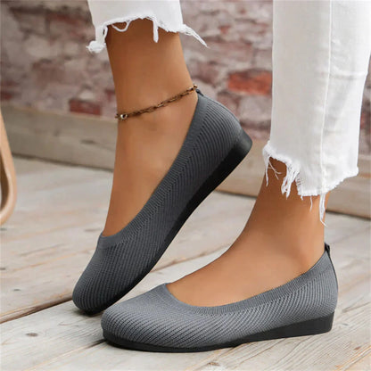Seitenansicht der Lena orthopädischen Damenschuhe in Beige mit Slip-On-Design