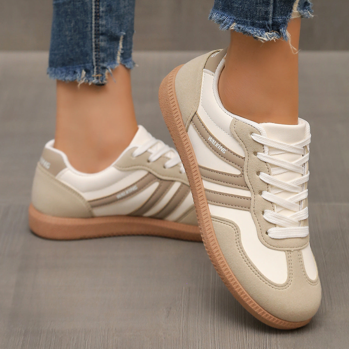 Seitenansicht der Berna Damen Sneaker mit rutschfester Sohle