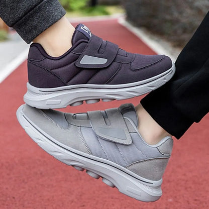 Frontansicht des Nalia Sneakers mit geräumiger runder Zehenbox