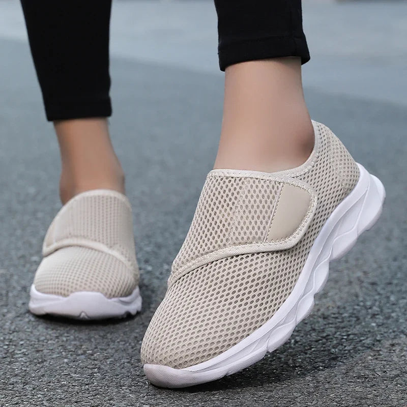 Brekka Walkingschuh Schwarz-Weiß atmungsaktives Mesh Nahaufnahme