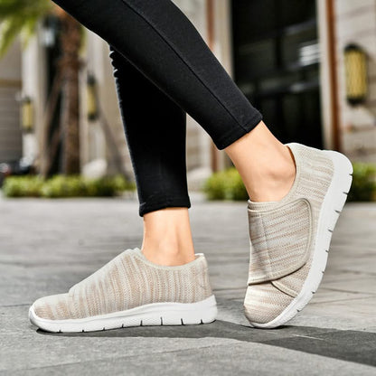 Seitenansicht der Velara Schuhe mit verstellbarem Klettverschluss für Ödeme