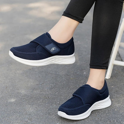 Meline Damen Orthopädische Schuhe in Schwarz – getragen im Alltag