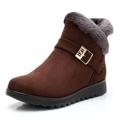 Braune orthopädische Stiefeletten auf strukturiertem Untergrund – Stabilitätstest