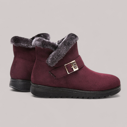 Damen trägt orthopädische Winterstiefeletten auf Schnee – rutschfeste Sohle
