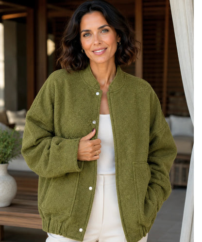 Damen Oversized Bouclé Bomber-Jacke in Olivgrün – Frontansicht