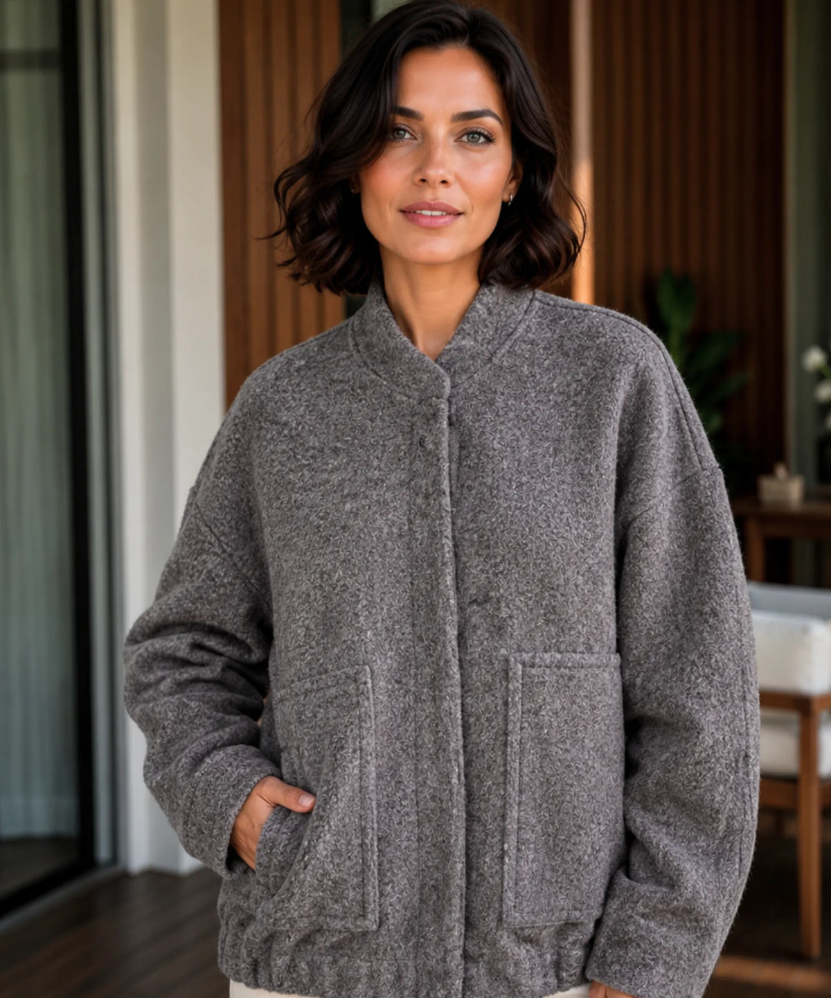 Bouclé Bomber-Jacke in Elfenbein – Frontansicht Damen
