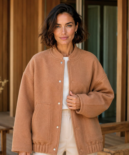 Frau trägt Oversized Bouclé Bomber-Jacke in Elfenbein