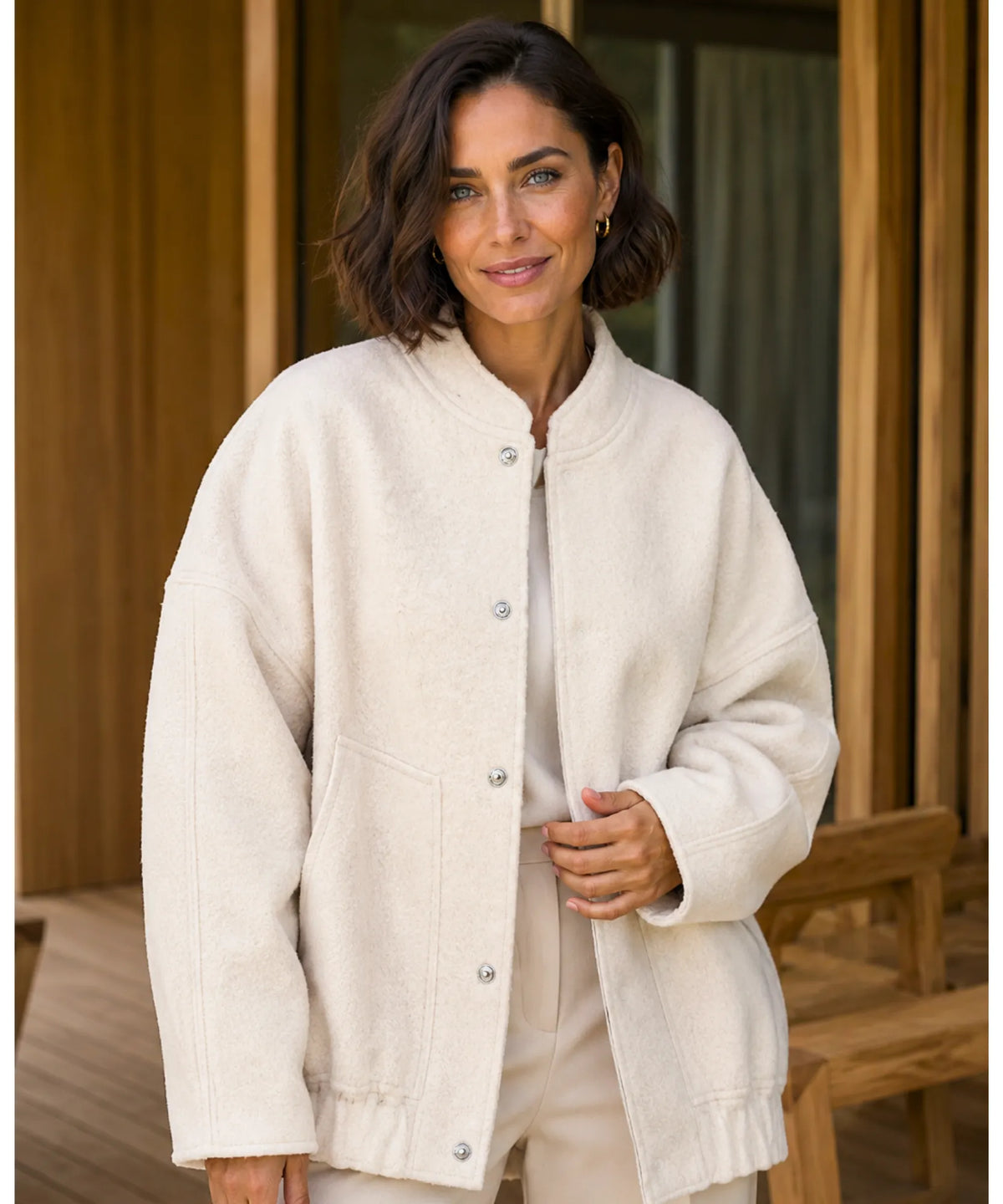 Bouclé Bomber-Jacke in Nude – Frontansicht Damen