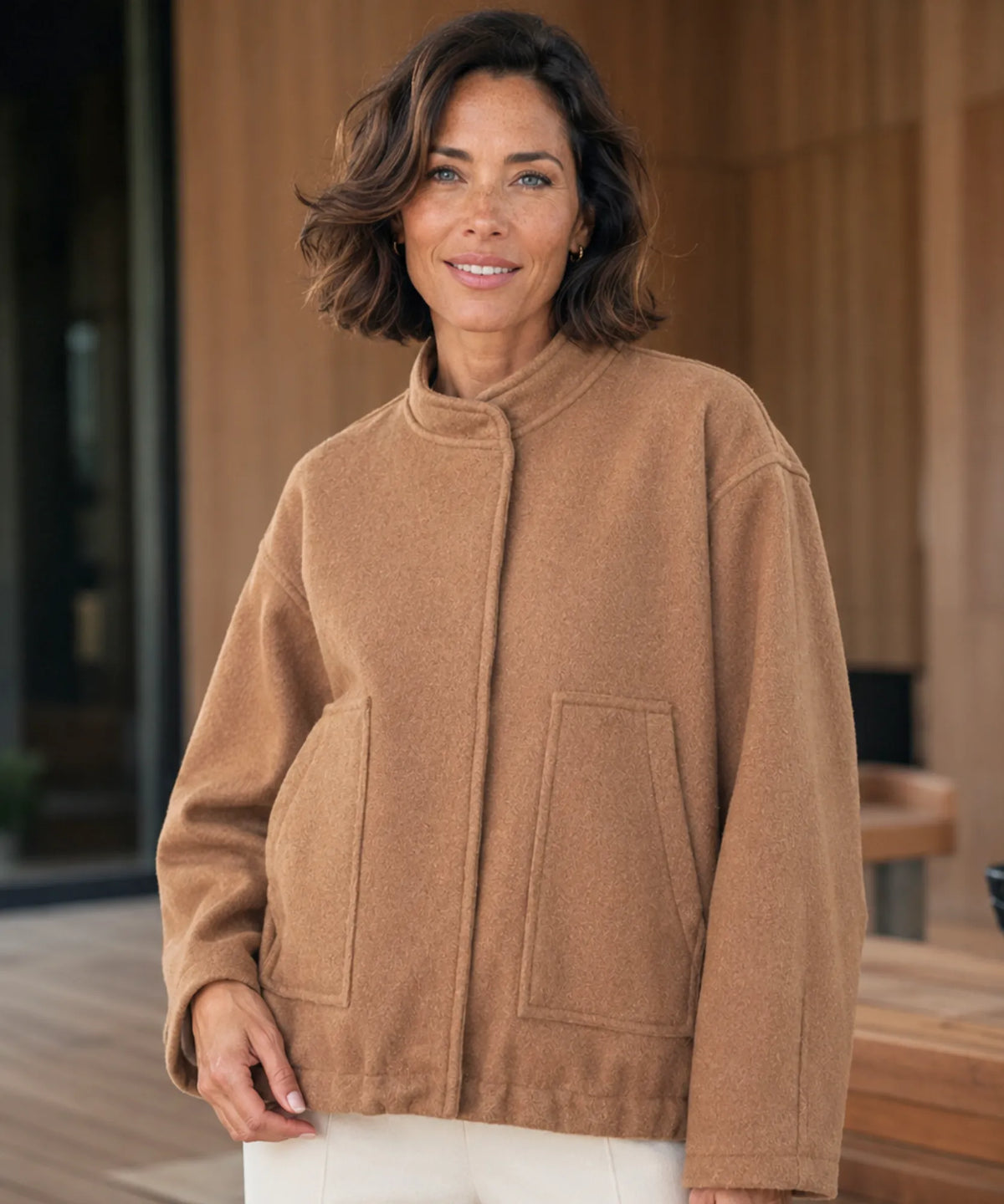 Bouclé Bomber-Jacke in Kamel – Damen Frontansicht