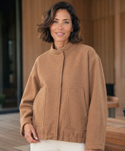 Bouclé Bomber-Jacke in Kamel – Damen Frontansicht