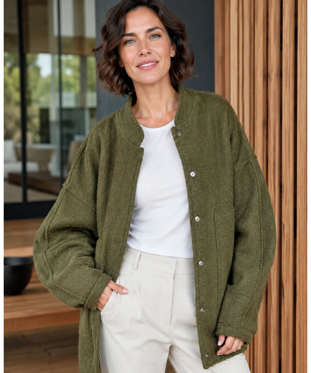 Frau in Bouclé Bomber-Jacke Kamel mit Jeans kombiniert