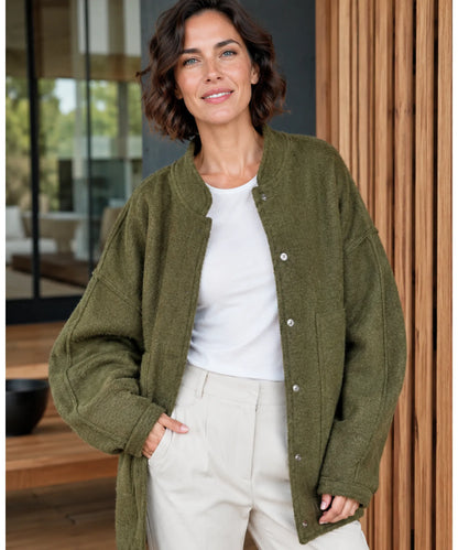 Frau in Bouclé Bomber-Jacke Kamel mit Jeans kombiniert