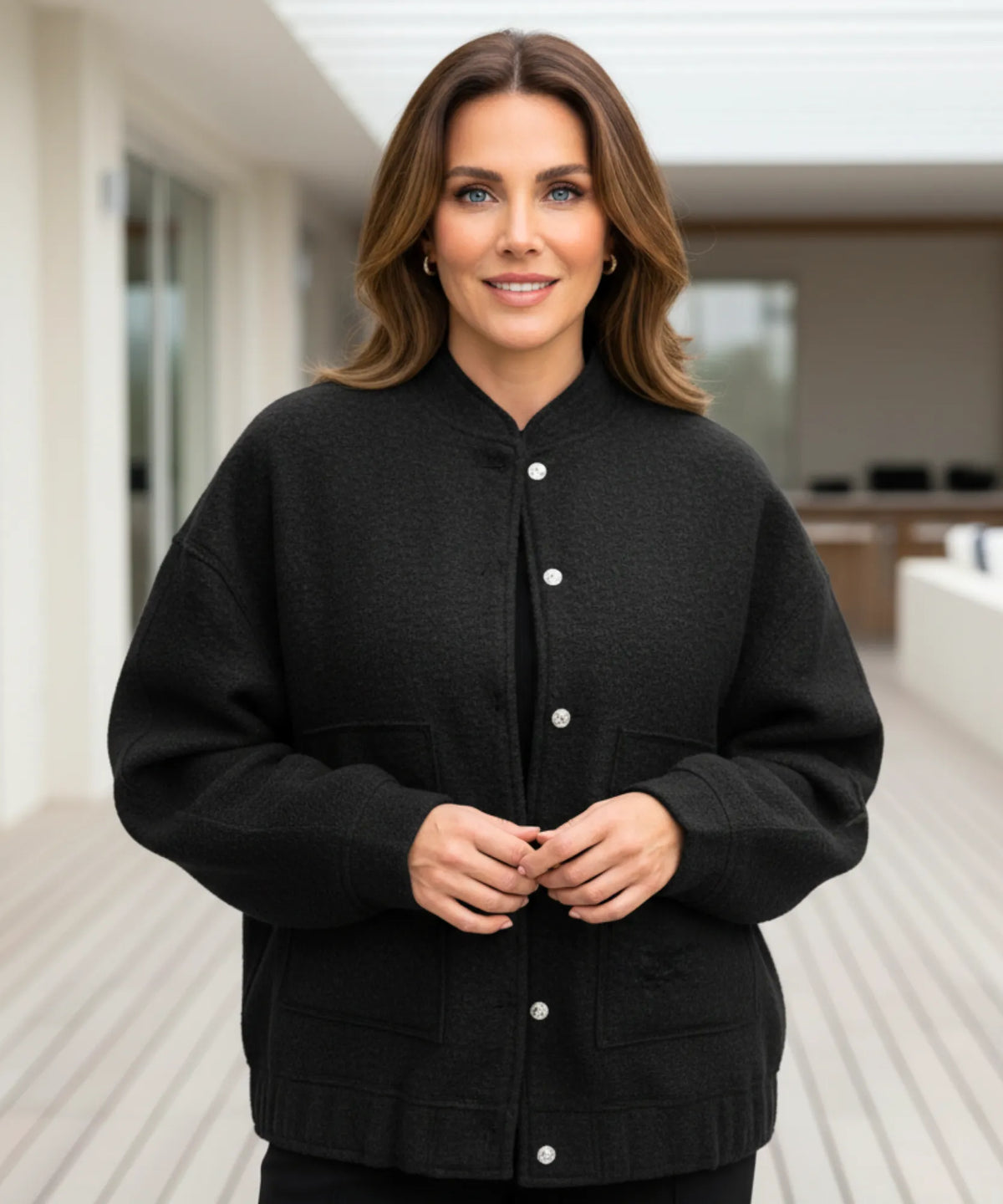 Frau trägt Oversized Bouclé Bomber-Jacke in Anthrazit