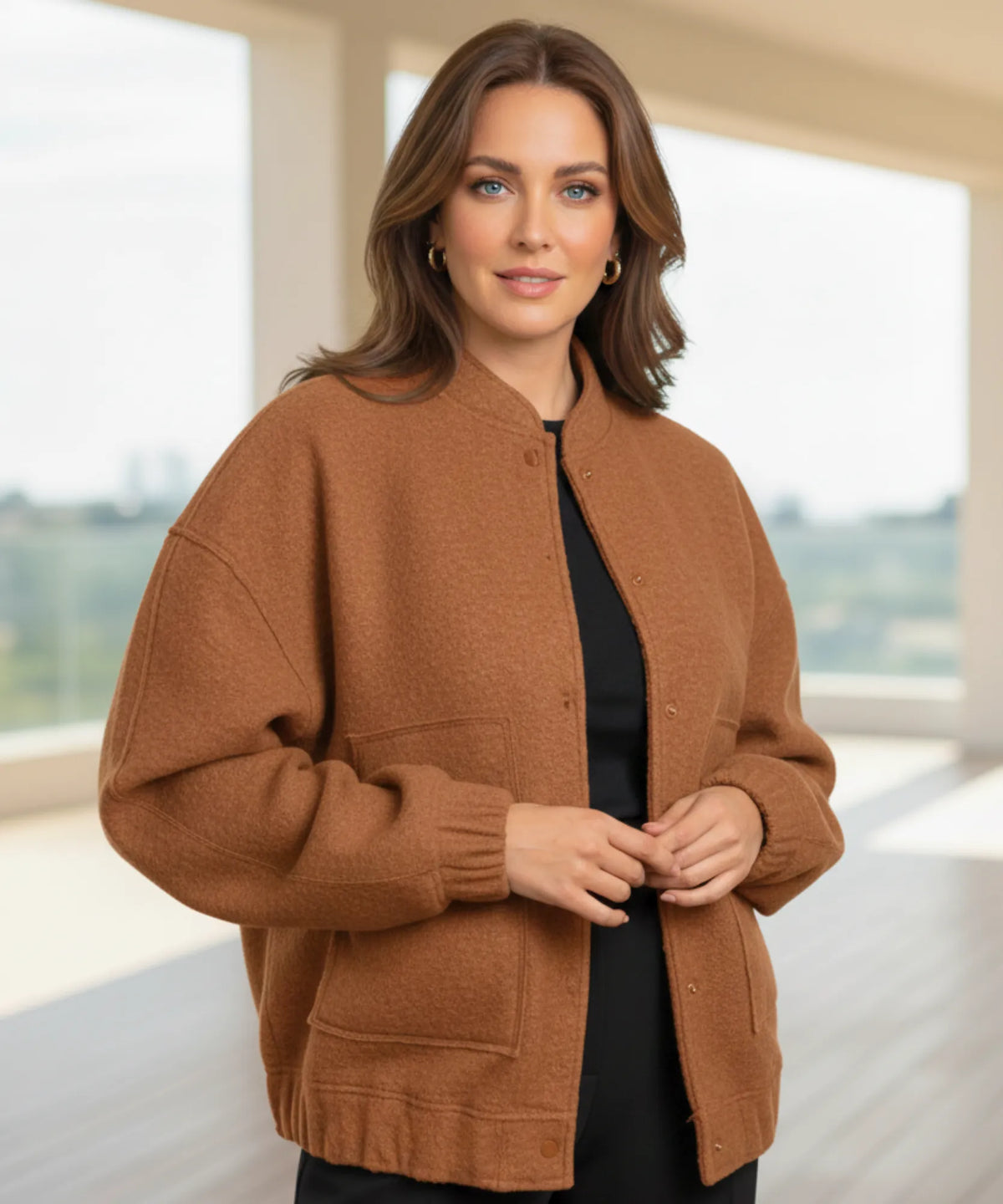 Detailaufnahme elastische Bündchen der Bouclé Bomber-Jacke