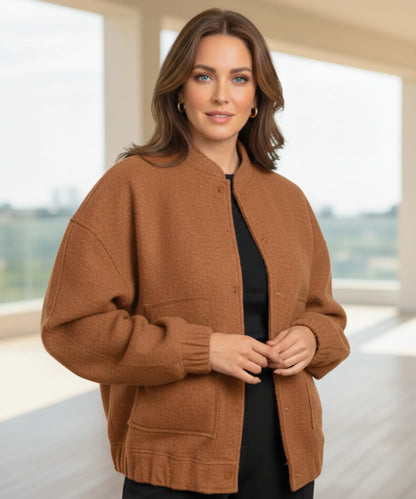 Detailaufnahme elastische Bündchen der Bouclé Bomber-Jacke