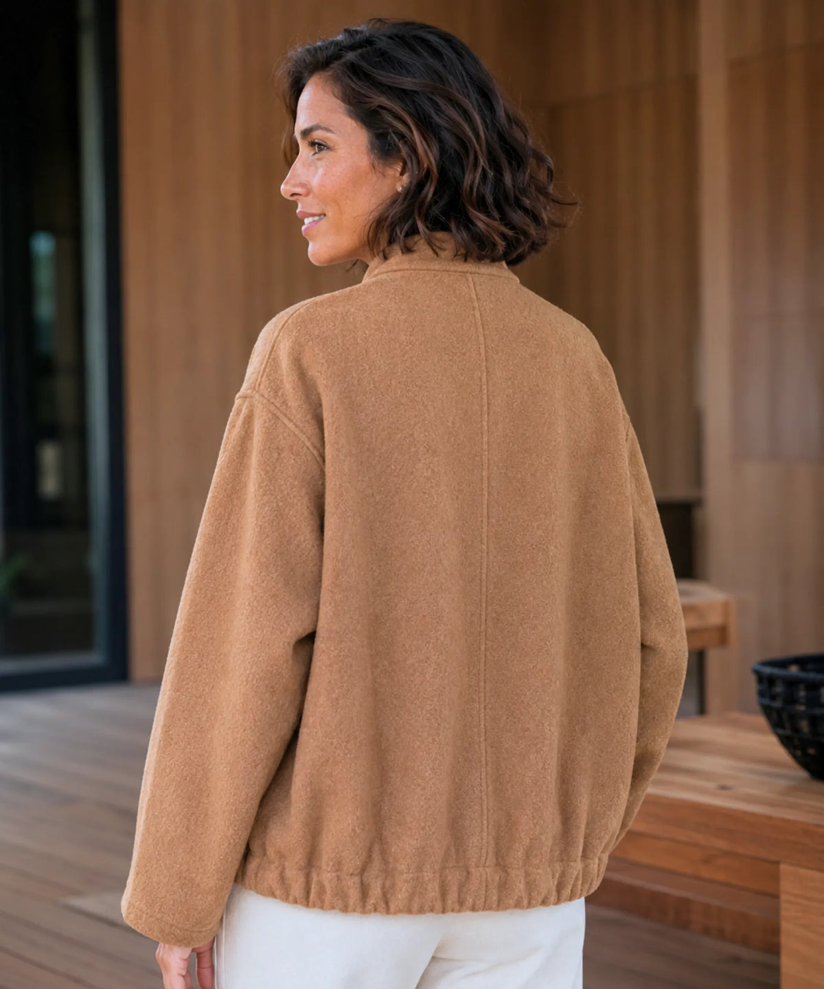 Detailaufnahme Kragen der Bouclé Bomber-Jacke in Olivgrün