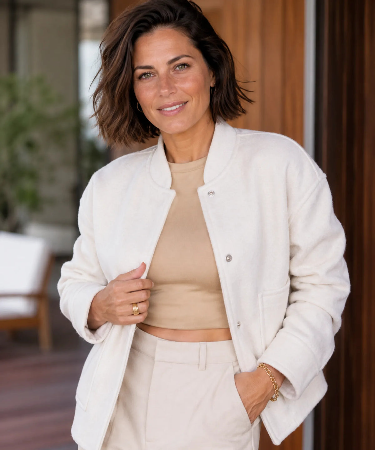 Frau trägt Oversized Bouclé Bomber-Jacke in Grau
