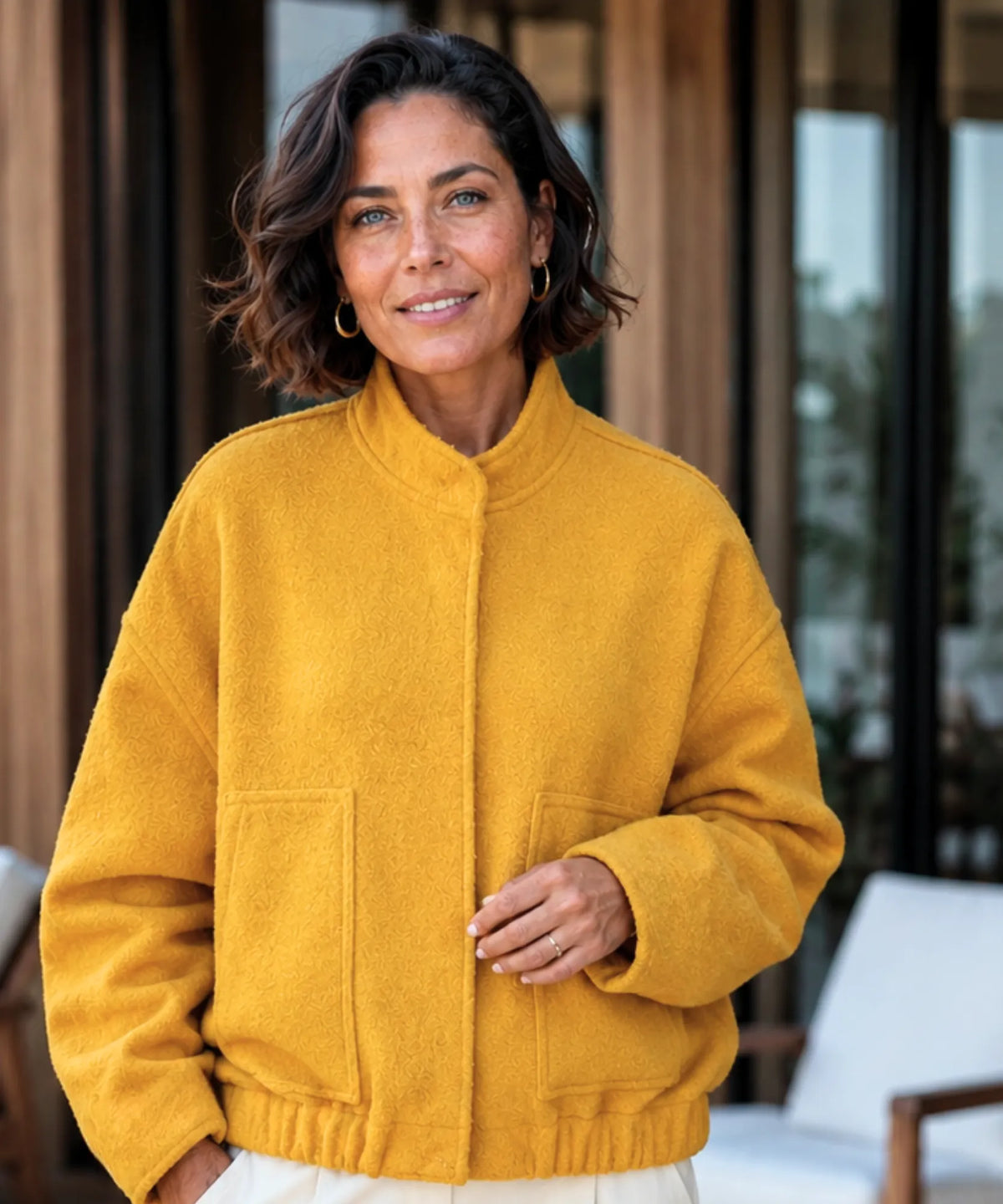 Detailaufnahme Seitentasche der Bouclé Bomber-Jacke in Grau