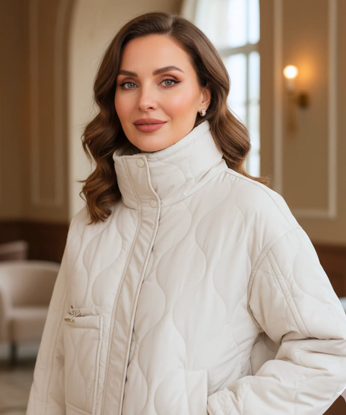 Oversized Steppjacke im Stadtlook – Damen Winteroutfit mit geometrischem Muster