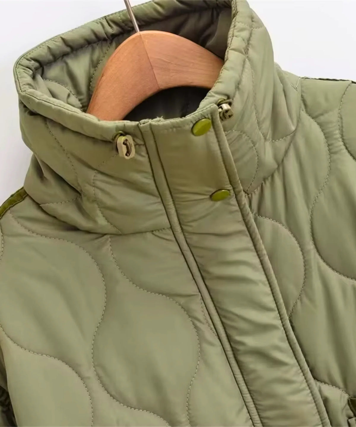 Damen Steppjacke in vier Farben: Olivgrün, Mokka, Weiß und Schwarz