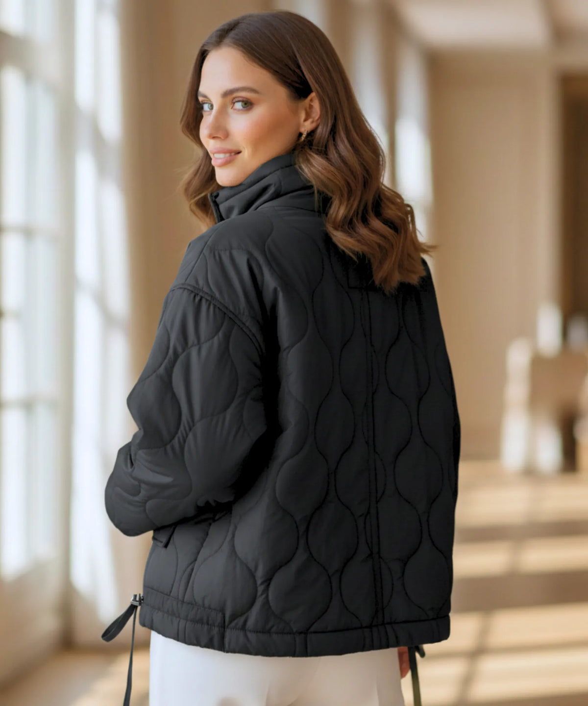 Geometrische Steppnähte der Damen Steppjacke in Olivgrün – Detailaufnahme