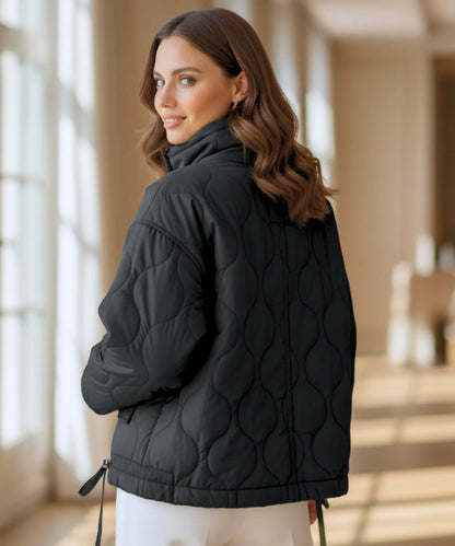 Geometrische Steppnähte der Damen Steppjacke in Olivgrün – Detailaufnahme