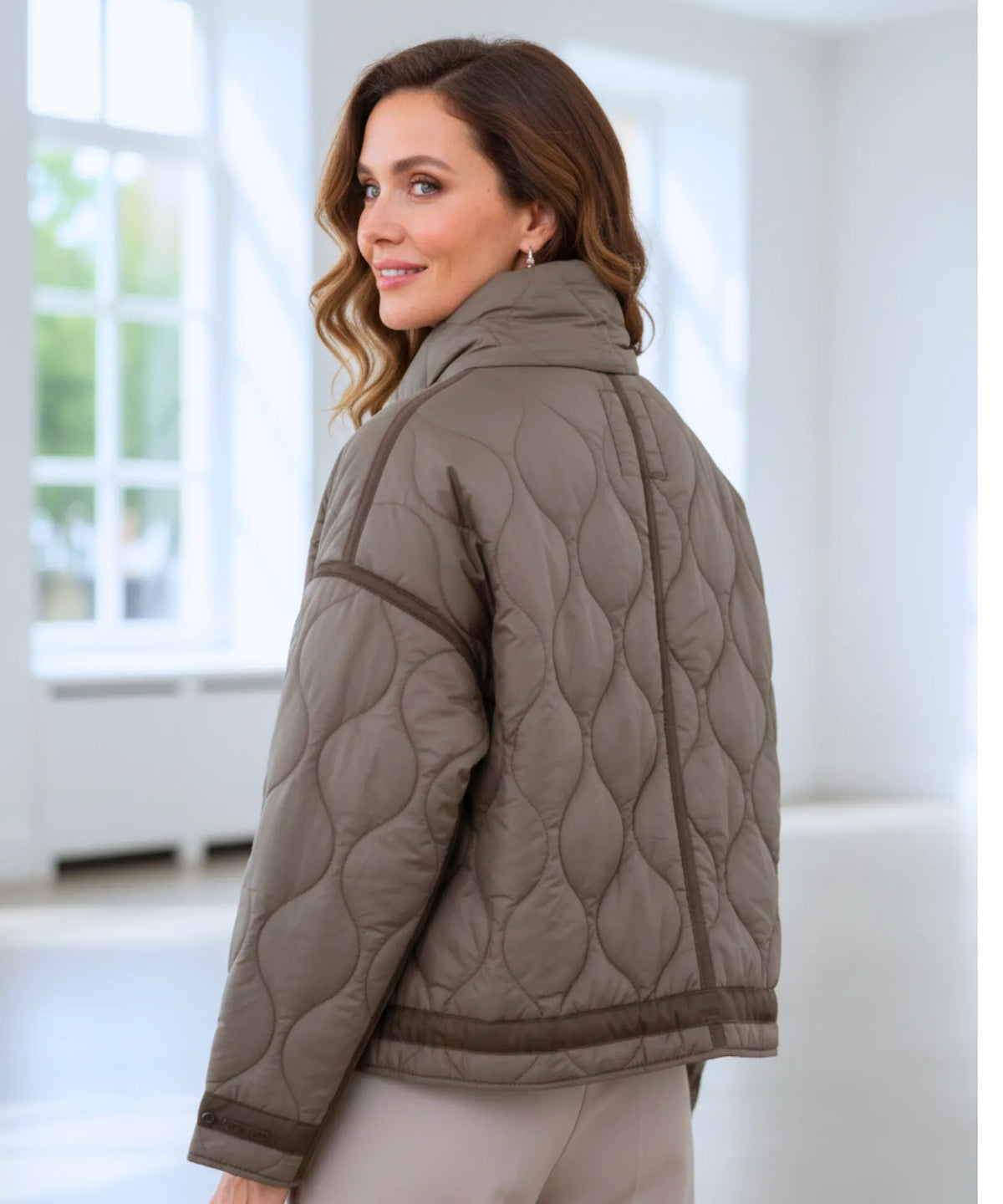 Oversized Steppjacke in Mokka mit strukturiertem Stehkragen