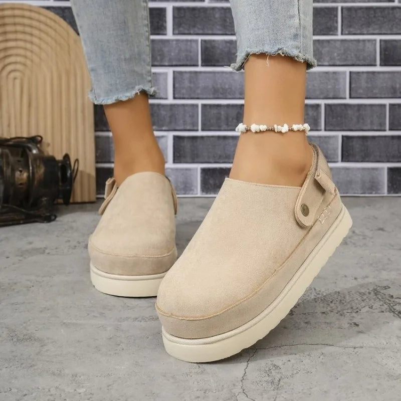 Marlena Damen Plateau-Clogs in Beige mit verstellbarem Fersenriemen – Seitenansicht