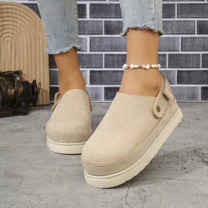 Marlena Damen Plateau-Clogs in Beige mit verstellbarem Fersenriemen – Seitenansicht