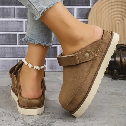 Marlena Plateau-Clogs in Beige und Braun – kombiniert mit lässigem Alltagsoutfit