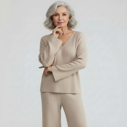 Lena Damen Strick-Loungewear Set in Beige mit V-Ausschnitt und weiter Hose