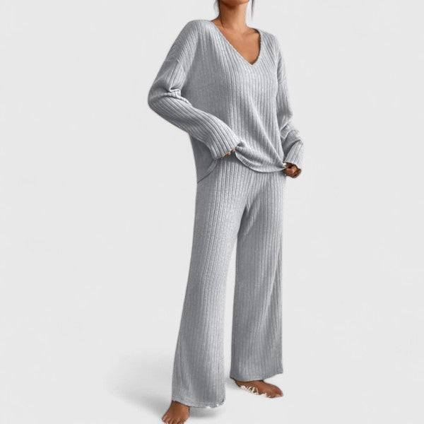 Detailansicht der gerippten Hose des Damen Strick-Sets in Beige