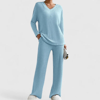 Lena Strick-Loungewear Set getragen im Homeoffice-Look, vielseitig und stilvoll
