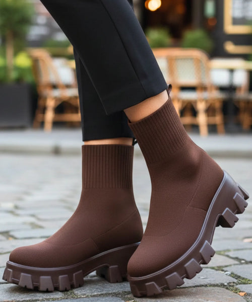 Damen Strick-Sockenstiefel mit Profilsohle in Schokoladenbraun