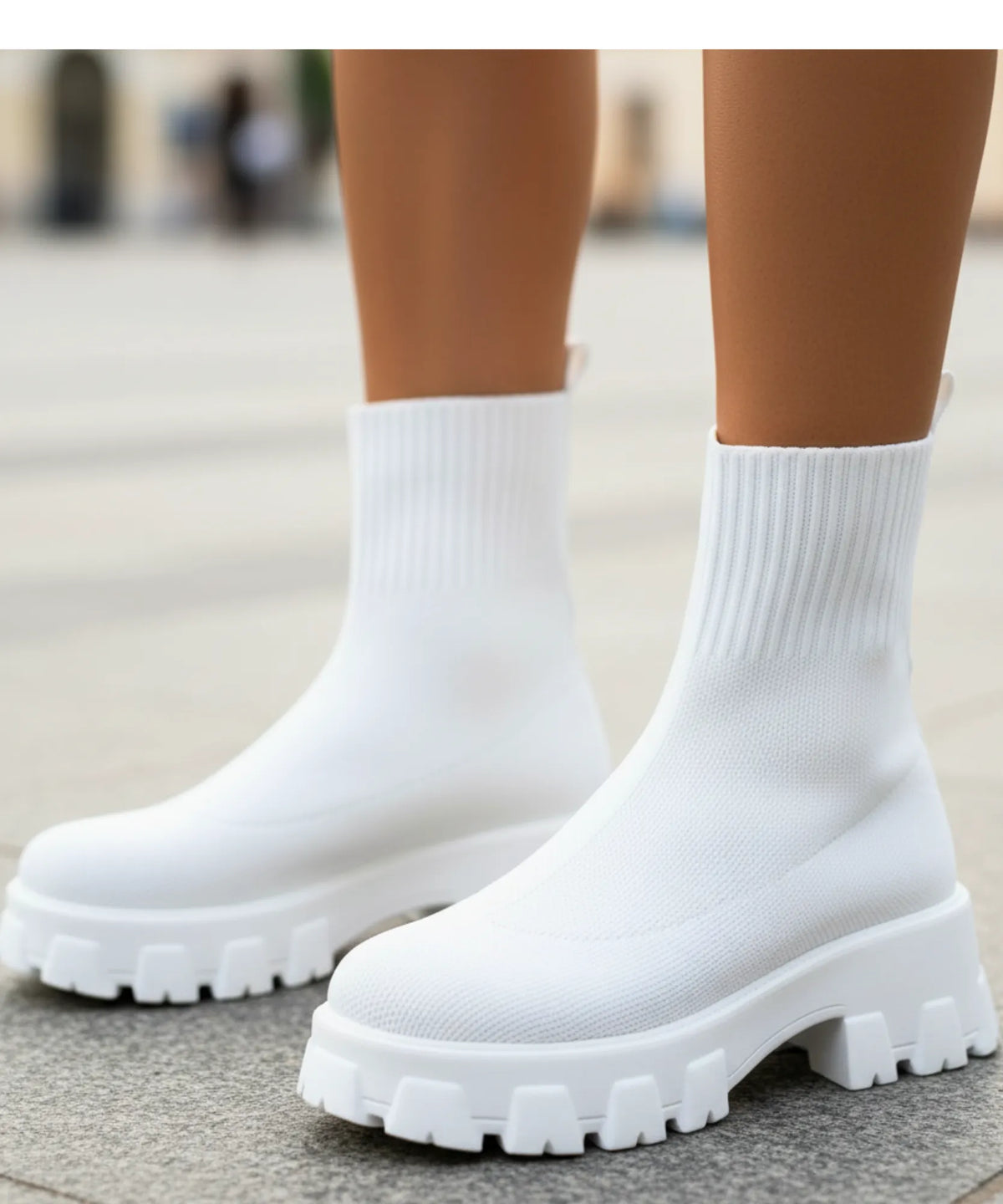 Strick-Sockenstiefel auf urbanem Untergrund – Schokoladenbraun
